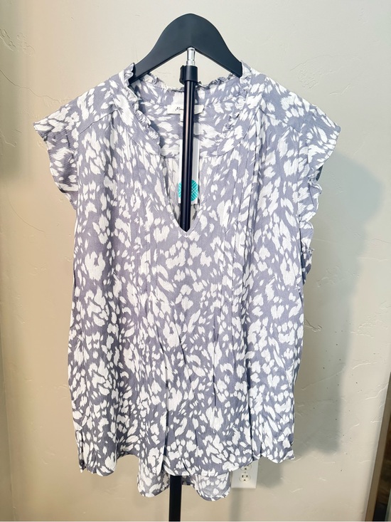 Monday Fun Tops - NWT Monday Fun Gray Animal Print Flutter Sleeve V-Neck Blouse Medium